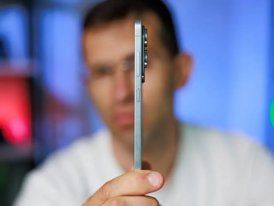 نمای جانبی سامسونگ Galaxy S25 Edge