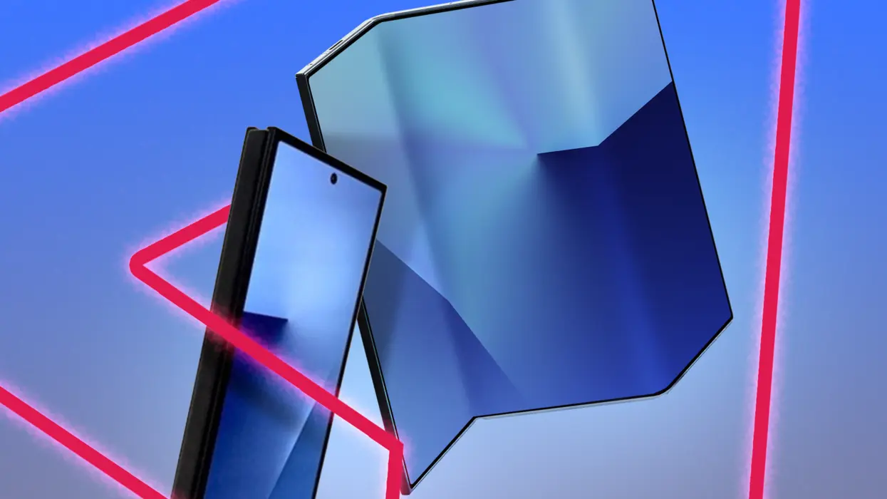 گوشی سامسونگ گالکسی تری‌فولد در پس‌زمینهٔ آبی