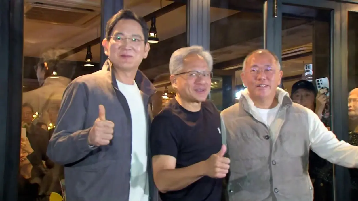 تصویر جنس هوانگ در حال صرف مرغ سوخاری در سئول با مدیرانعامل سامسونگ و هیوندای