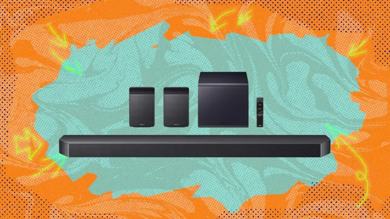 سیستم اسپیکر سامسونگ بر روی پس‌زمینه‌ای با الگوهای آبی و نارنجی