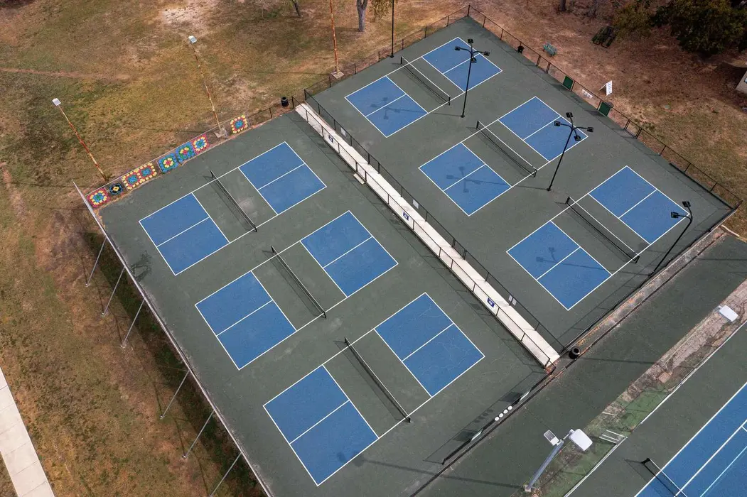 محوطه‌های پیکلبال برای ساکنان در پارک مورفی، تایلور، تگزاس در روز پنجشنبه، ۱۶ اکتبر ۲۰۲۵ در دسترس هستند.