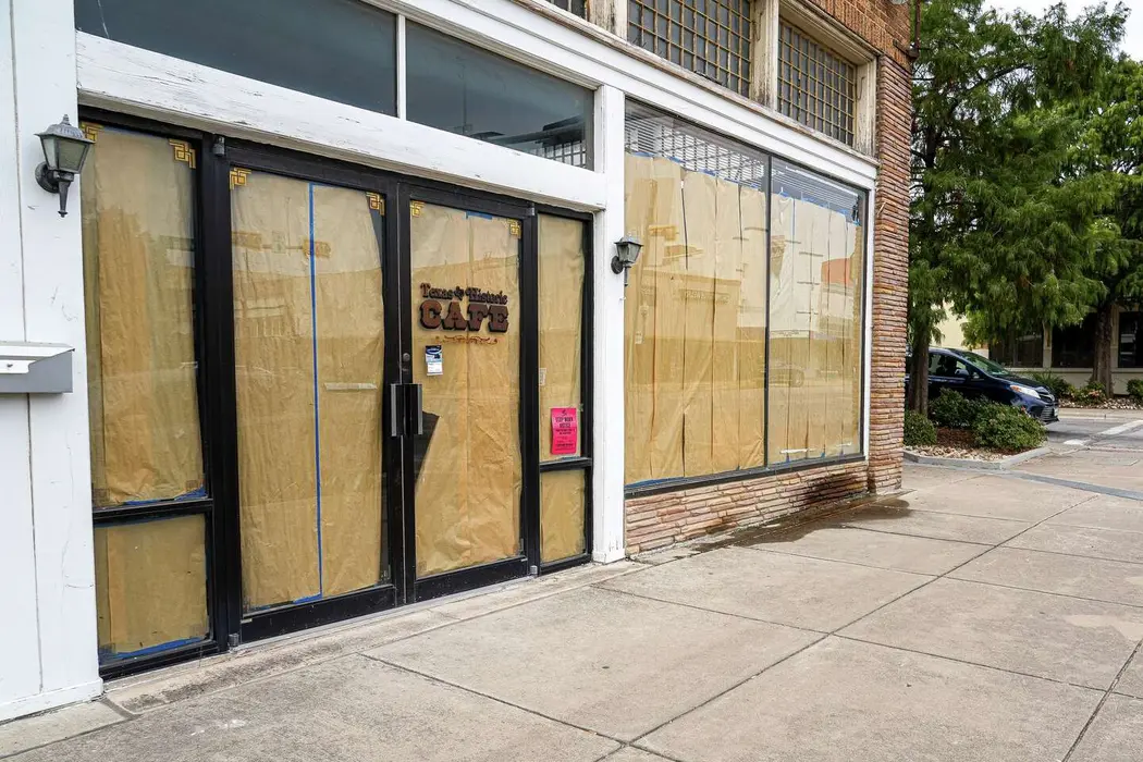 یک فروشگاه در مرکز شهر تایلور، تگزاس، در روز پنجشنبه، ۱۶ اکتبر ۲۰۲۵ بسته است.