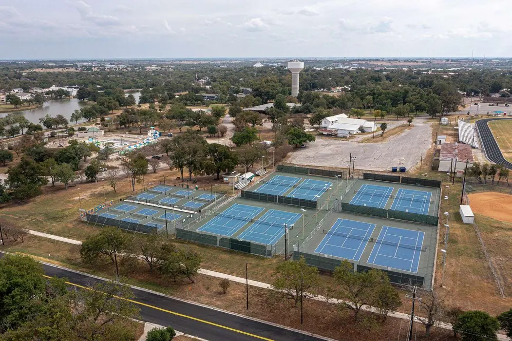 محوطه‌های تنیس و پیکلبال برای ساکنان در پارک مورفی، تایلور، تگزاس، در روز پنجشنبه، ۱۶ اکتبر ۲۰۲۵ در دسترس هستند.