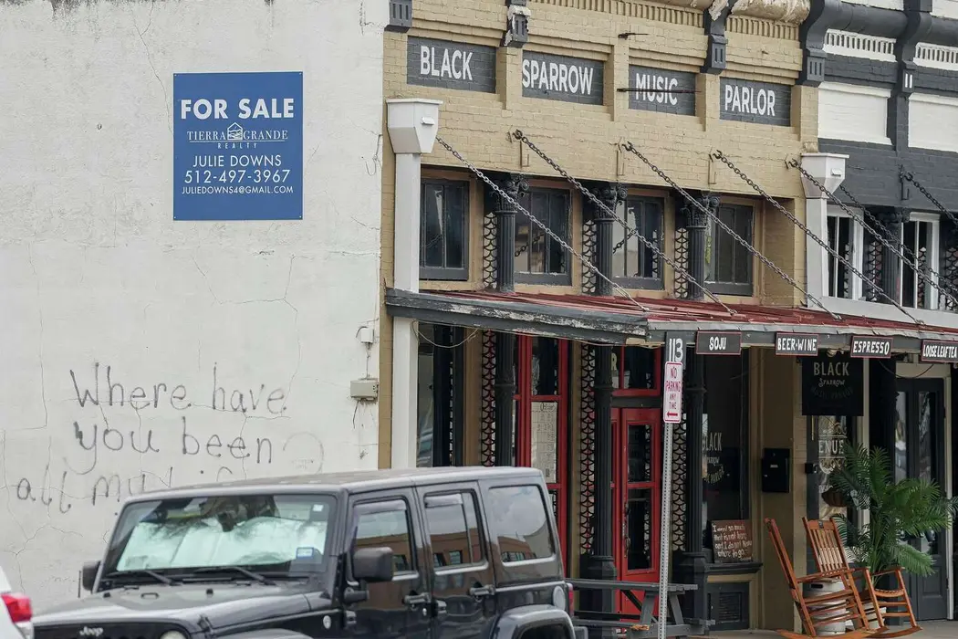 نشان «برای فروش» بر روی یک ساختمان در مرکز شهر تایلور، تگزاس، در روز پنجشنبه، ۱۶ اکتبر ۲۰۲۵ نمایش داده شده است.