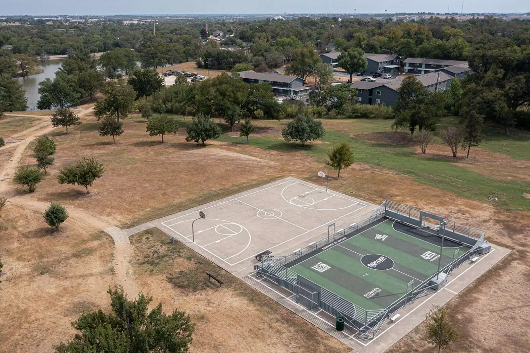 محوطه‌های بسکتبال برای ساکنان در پارک مورفی، تایلور، تگزاس، در روز پنجشنبه، ۱۶ اکتبر ۲۰۲۵ در دسترس هستند.