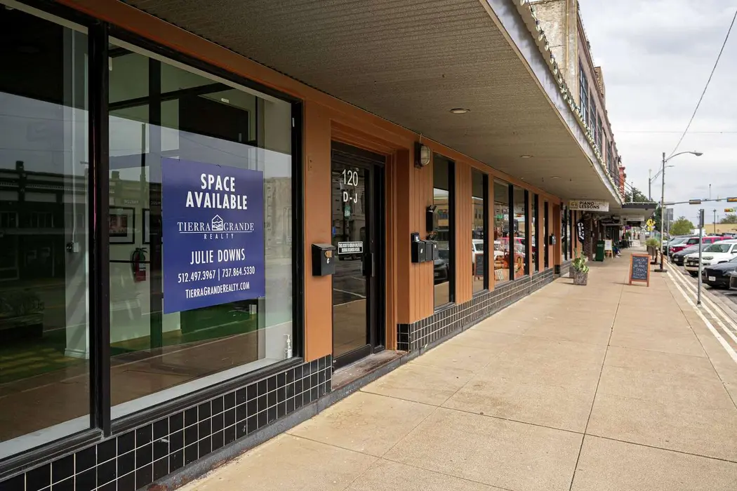 نشان «فضای موجود» بر روی یک ساختمان در مرکز شهر تایلور، تگزاس، در روز پنجشنبه، ۱۶ اکتبر ۲۰۲۵ نمایش داده شده است.