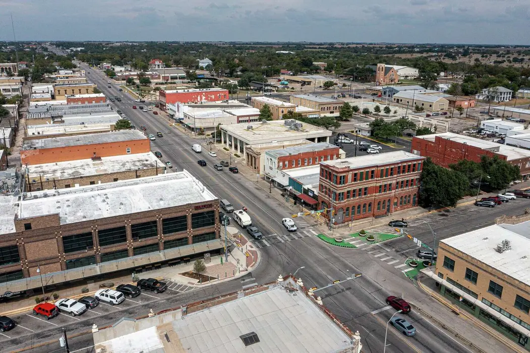 وسایل نقلیه از مرکز شهر تایلور، تگزاس، در روز پنجشنبه، ۱۶ اکتبر ۲۰۲۵ عبور می‌کنند.
