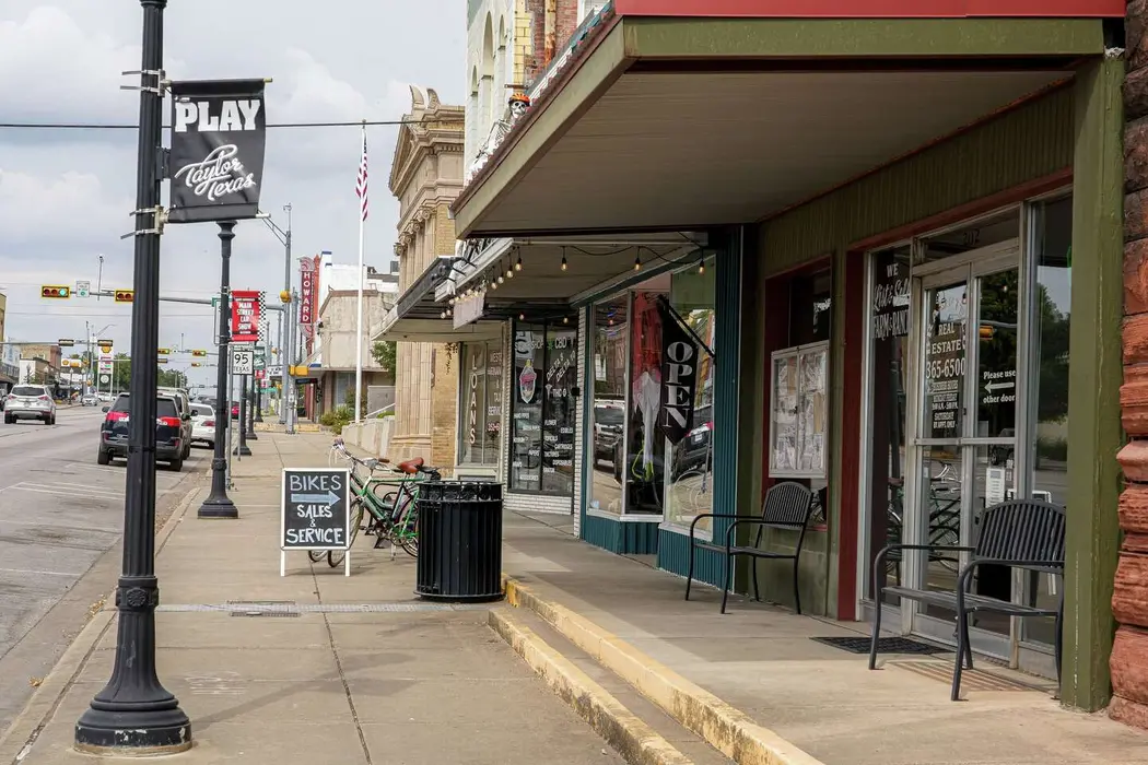 نشان‌ها بازدیدکنندگان را به فروشگاه‌ها در مرکز شهر تایلور، تگزاس، در روز پنجشنبه، ۱۶ اکتبر ۲۰۲۵ هدایت می‌کنند.