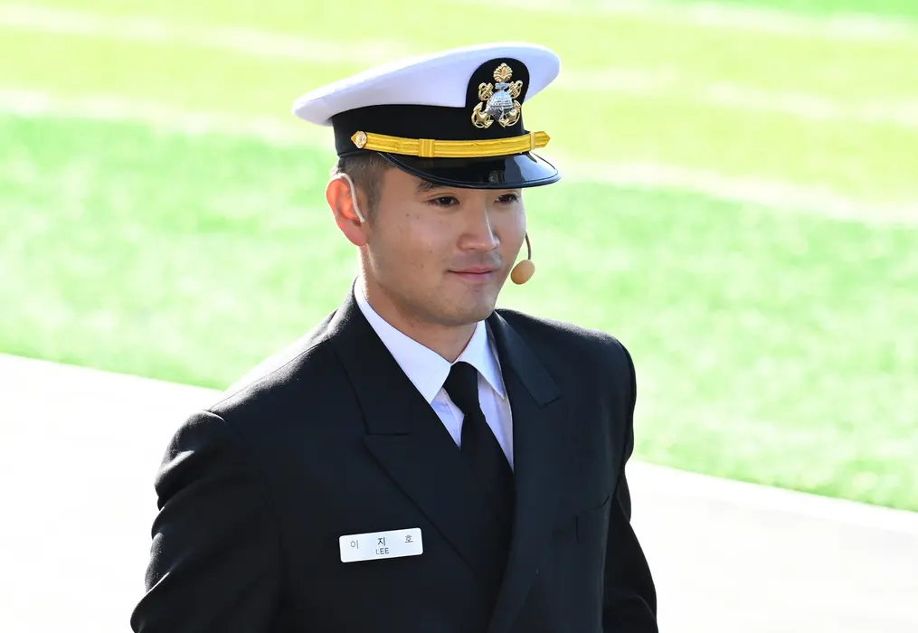 لی جی-هو، پسر رئیس هیئت‌مدیره سامسونگ الکترونیکس، لی جائه-یونگ، در مراسم تقریر برای کلاس ۱۳۹ افسرزده‌ها در آکادمی دریایی جمهوری‌کره، چانگ‌وون، استان گئونگ‌سانگ جنوبی، جمعه. (گروه خبری مشترک)