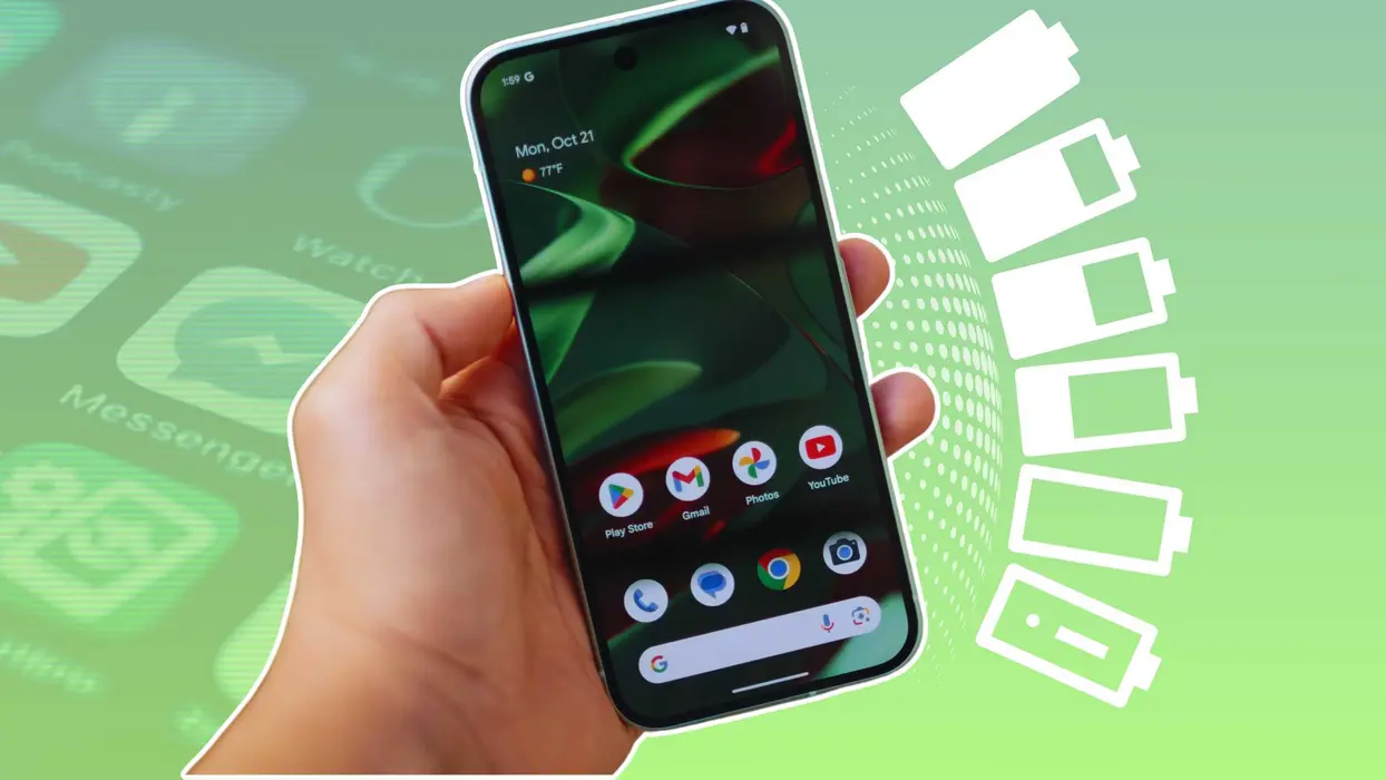 شخصی که گوشی را در کنار نماد باتری، از حالت خالی تا پر، بر روی پس‌زمینهٔ سبز نگه داشته است