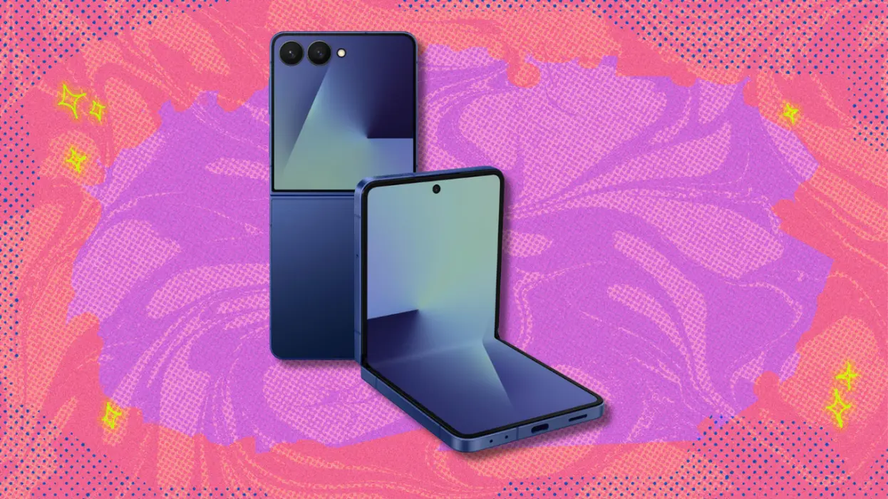 سامسونگ گلکسی Z Flip 7 بر روی پس‌زمینه انتزاعی صورتی و بنفش