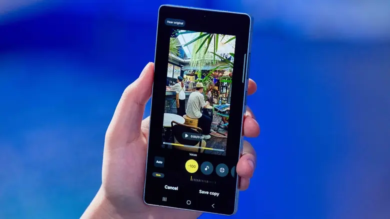 شخصی که سامسونگ گلکسی S25 Ultra را در دست دارد