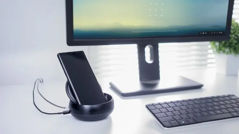 گوشی سامسونگ متصل به نمایشگر و صفحه‌کلید