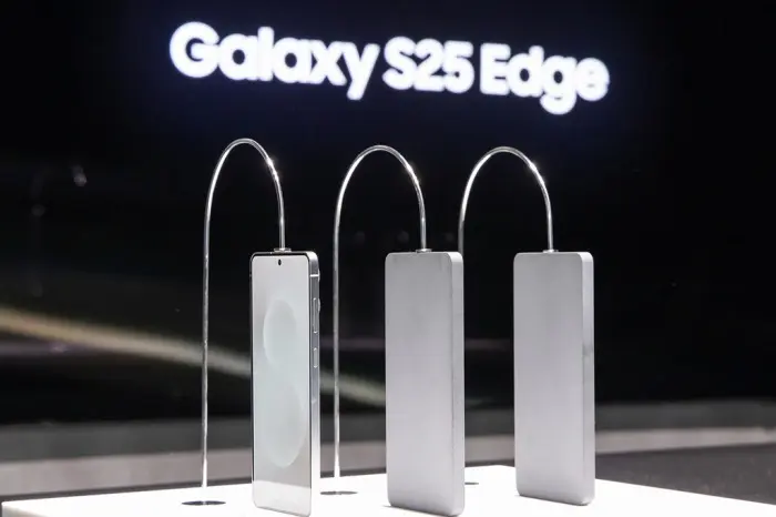 Galaxy S25 Edge سامسونگ در معرض نمایش در Galaxy Unpacked 2025